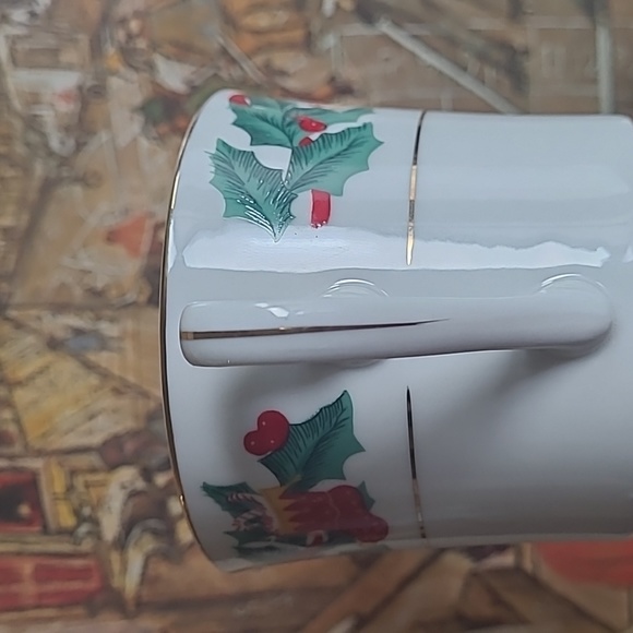 ROYAL MAJESTIC FINE CHINA 'CHRISTMAS EVE' TEA CUPS SET OF 4 - Picture 6 of 7